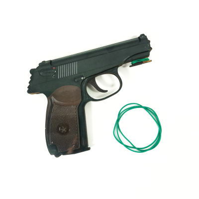Сувенирное оружие - Пистолет "Макаров", стреляет резинками